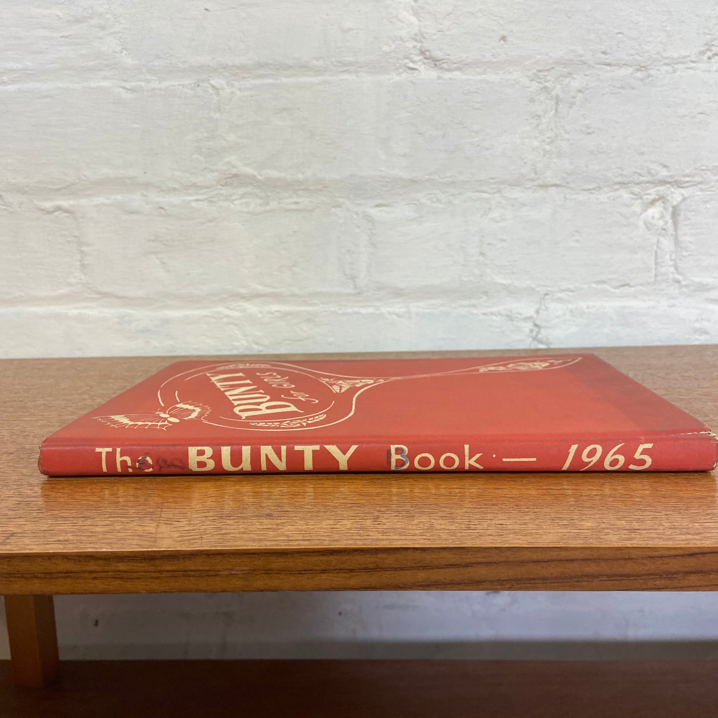 Bunty Book for Girls 1975